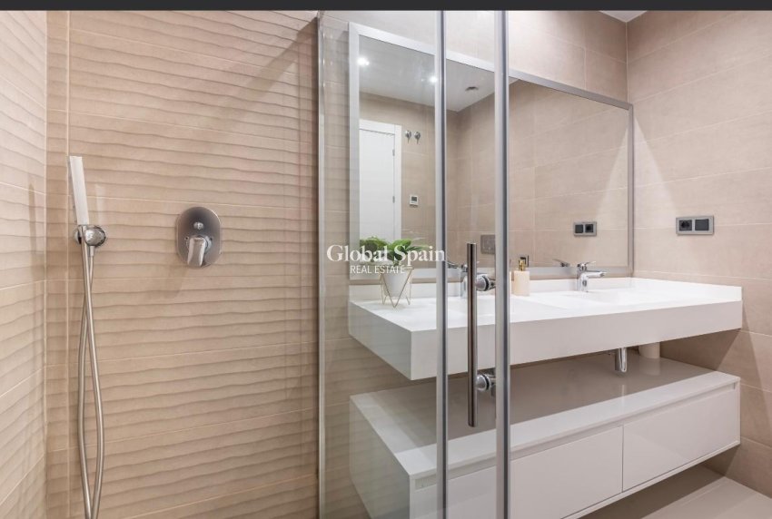 Revente - APPARTEMENT -
BENIDORM - Playa de Poniente
