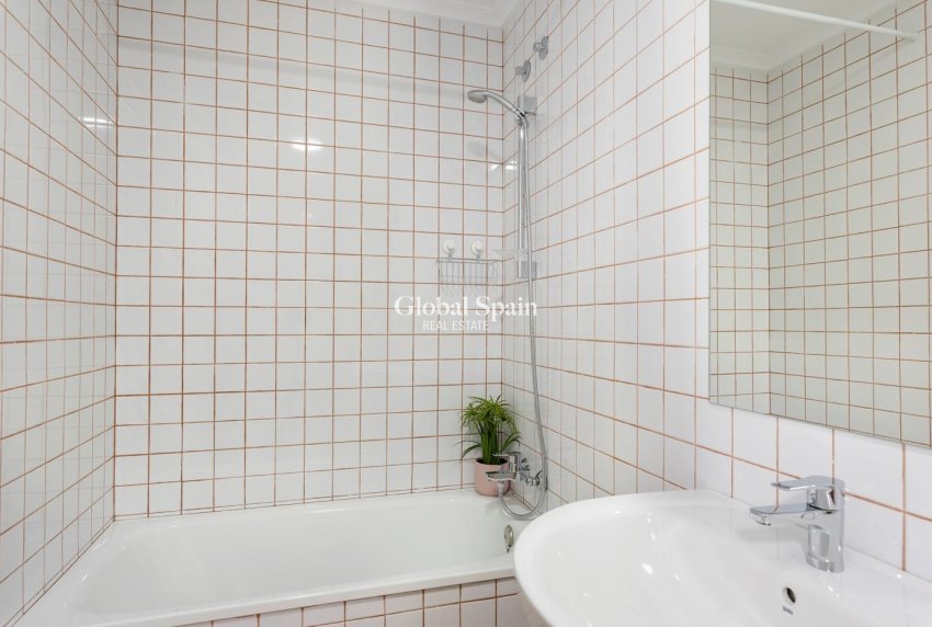 Revente - APPARTEMENT -
GUARDAMAR DEL SEGURA