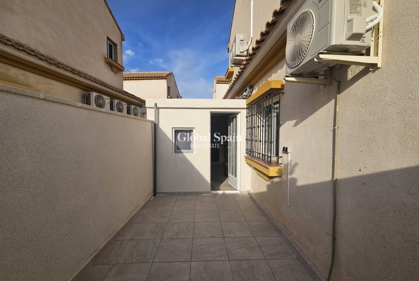 Revente - APPARTEMENT -
LA ZENIA - Costa Blanca