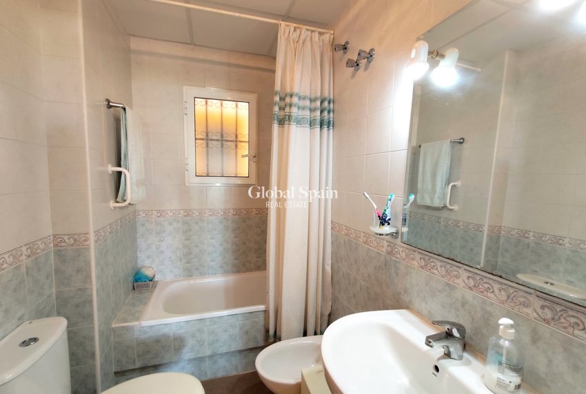 Revente - APPARTEMENT -
LA ZENIA - Costa Blanca