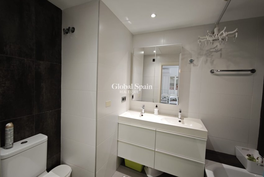 Revente - APPARTEMENT -
LA ZENIA - Costa Blanca