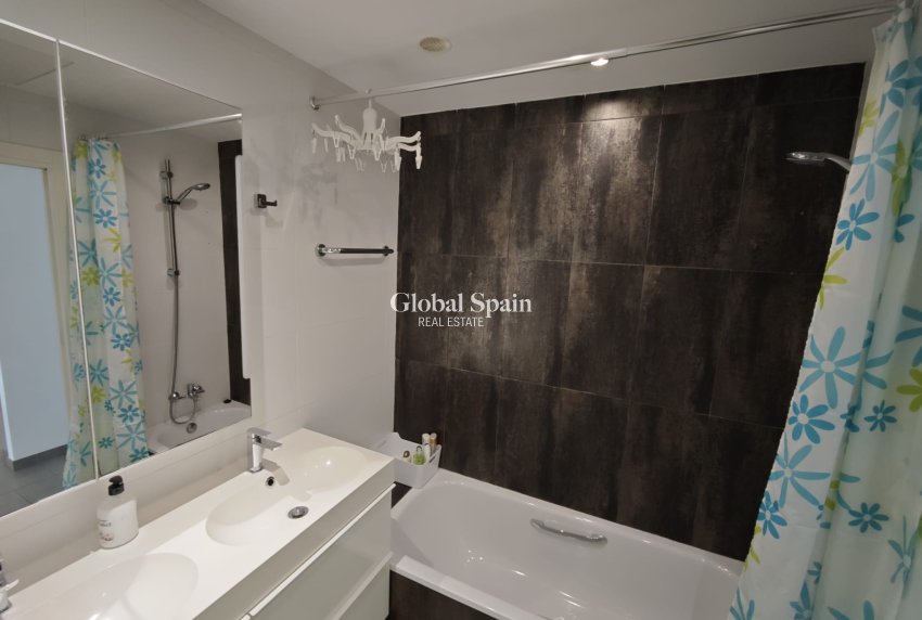 Revente - APPARTEMENT -
LA ZENIA - Costa Blanca