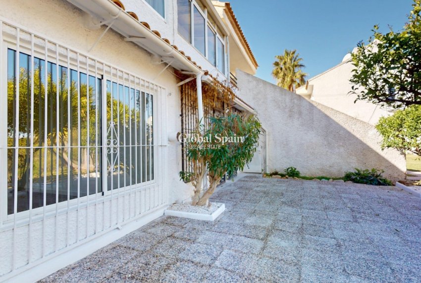 Revente - APPARTEMENT -
ORIHUELA COSTA - Costa Blanca