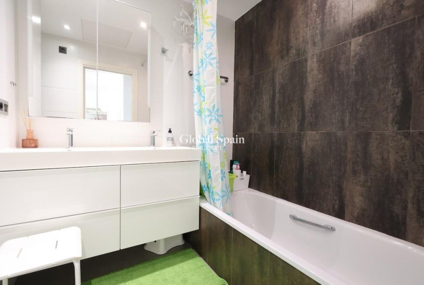 Revente - APPARTEMENT -
ORIHUELA COSTA - Costa Blanca