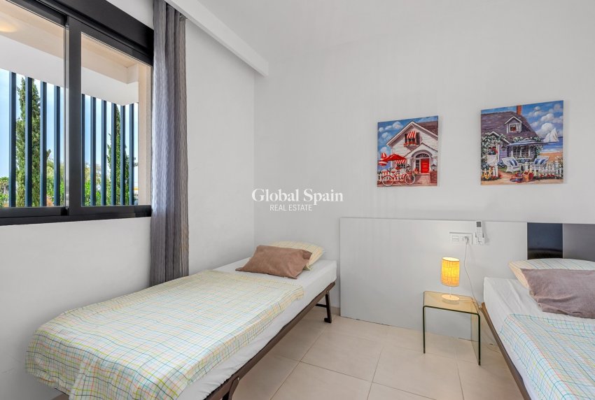 Revente - APPARTEMENT -
ORIHUELA COSTA - La Zenia
