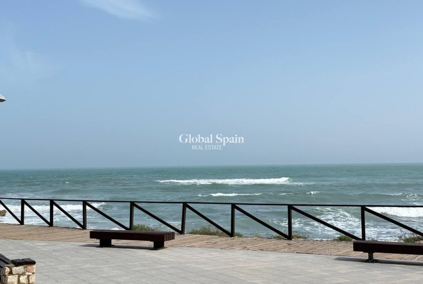 Revente - APPARTEMENT -
ORIHUELA COSTA - Punta Prima