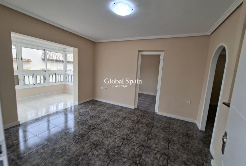 Revente - APPARTEMENT -
ORIHUELA COSTA - Punta Prima