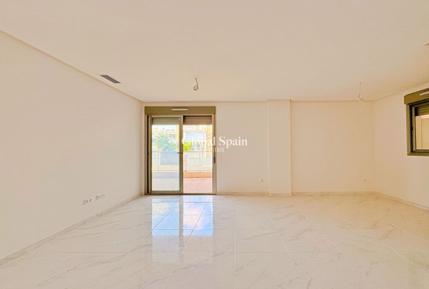 Revente - APPARTEMENT -
ORIHUELA COSTA - VILLAMARTÍN