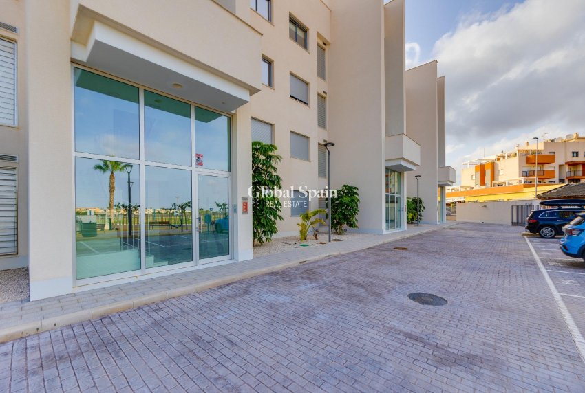 Revente - APPARTEMENT -
ORIHUELA COSTA - VILLAMARTÍN