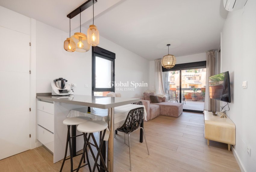 Revente - APPARTEMENT -
ORIHUELA COSTA - VILLAMARTÍN