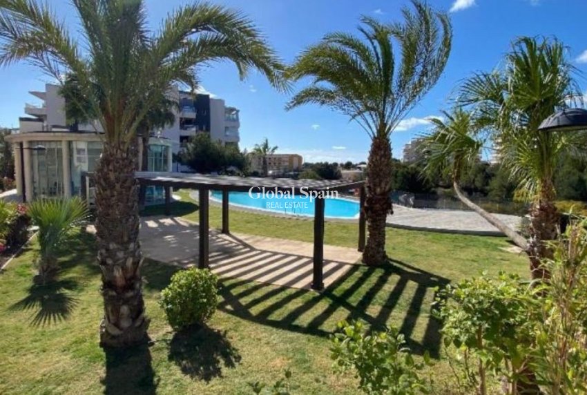 Revente - APPARTEMENT -
ORIHUELA COSTA - VILLAMARTÍN