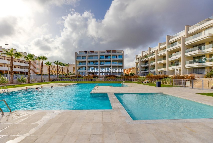 Revente - APPARTEMENT -
ORIHUELA COSTA - VILLAMARTÍN