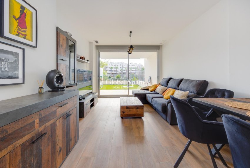 Revente - APPARTEMENT -
ORIHUELA COSTA - VILLAMARTÍN