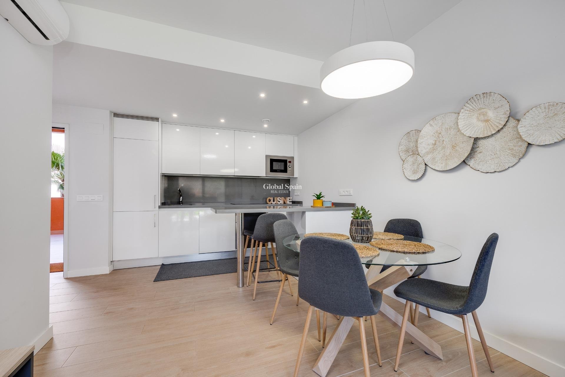 Revente - APPARTEMENT -
ORIHUELA COSTA - VILLAMARTÍN