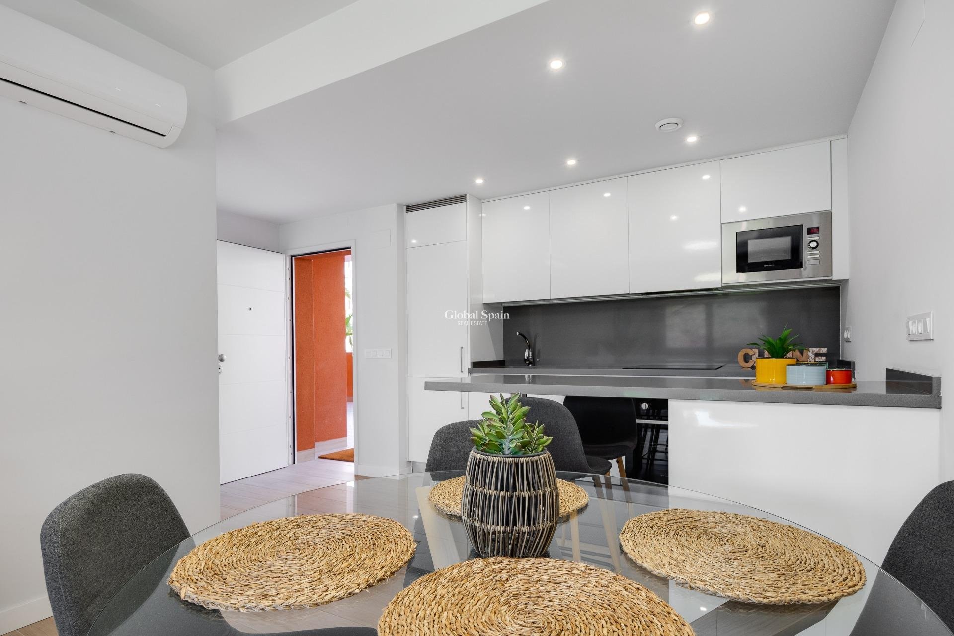 Revente - APPARTEMENT -
ORIHUELA COSTA - VILLAMARTÍN