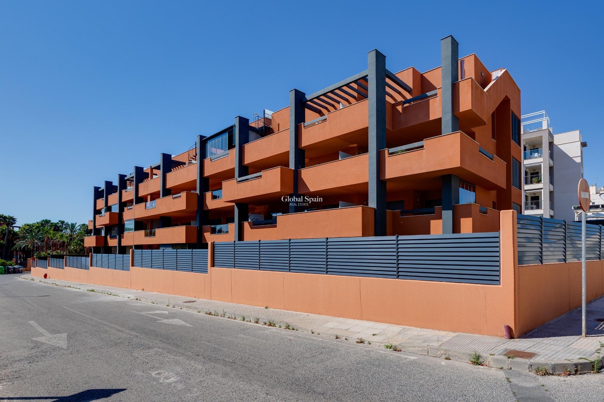 Revente - APPARTEMENT -
ORIHUELA COSTA - VILLAMARTÍN
