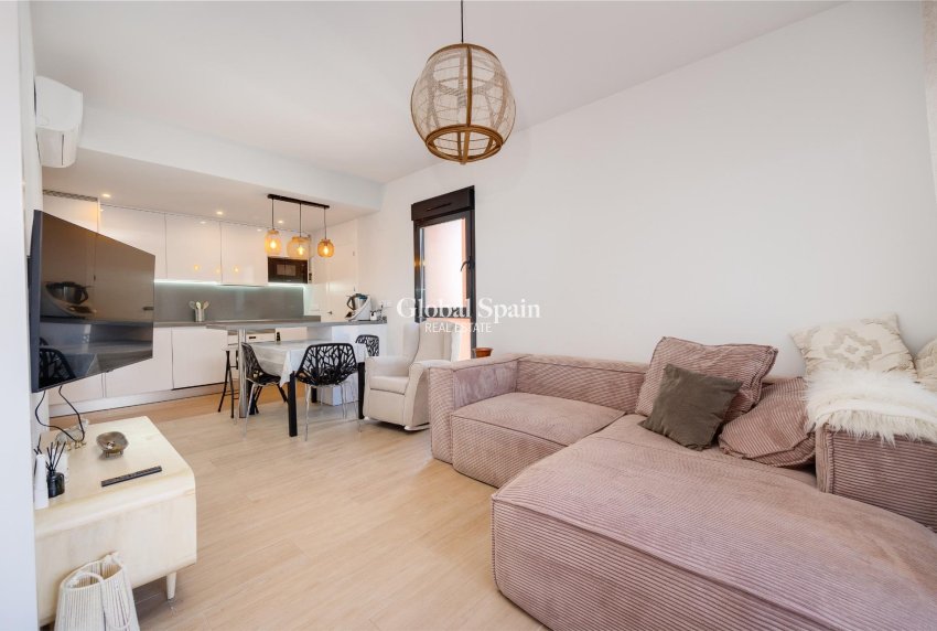 Revente - APPARTEMENT -
ORIHUELA COSTA - VILLAMARTÍN
