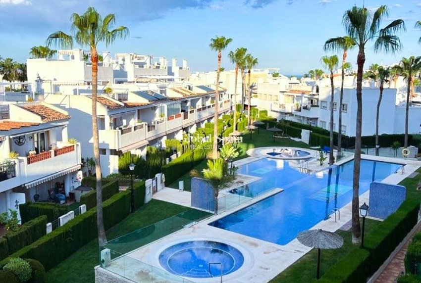 Revente - APPARTEMENT -
ORIHUELA COSTA - VILLAMARTÍN