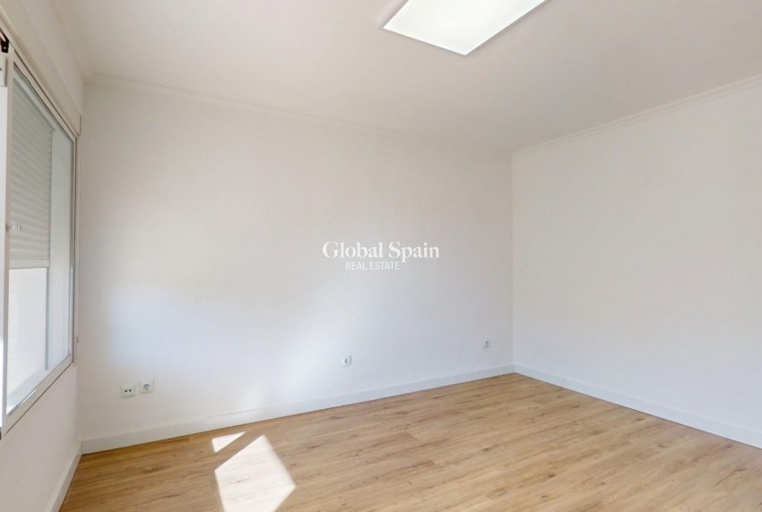 Revente - APPARTEMENT -
ORIHUELA COSTA - VILLAMARTÍN