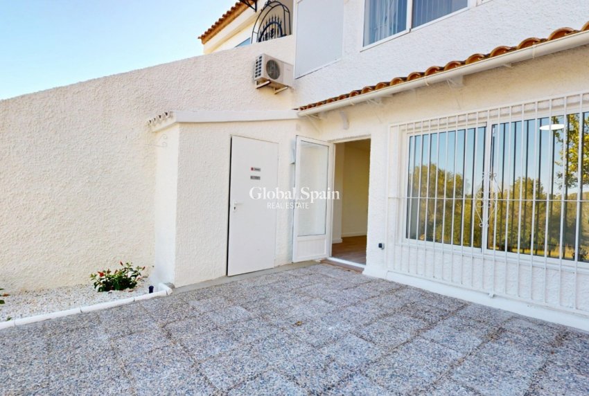 Revente - APPARTEMENT -
ORIHUELA COSTA - VILLAMARTÍN