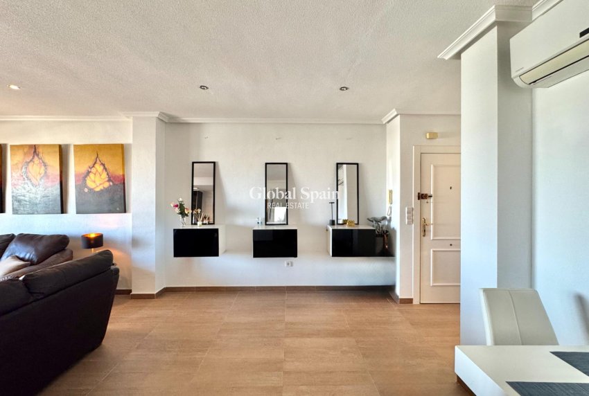 Revente - APPARTEMENT -
ORIHUELA COSTA - VILLAMARTÍN