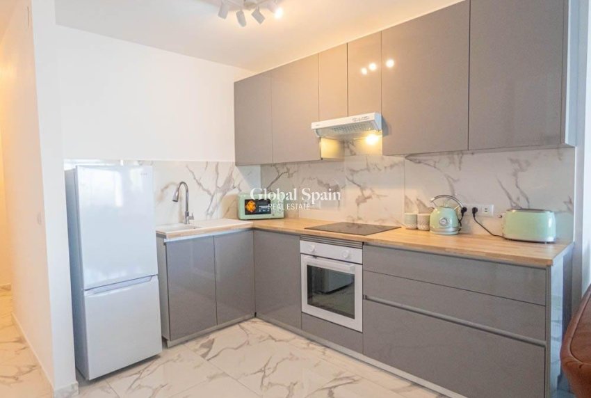 Revente - APPARTEMENT -
ORIHUELA COSTA - VILLAMARTÍN