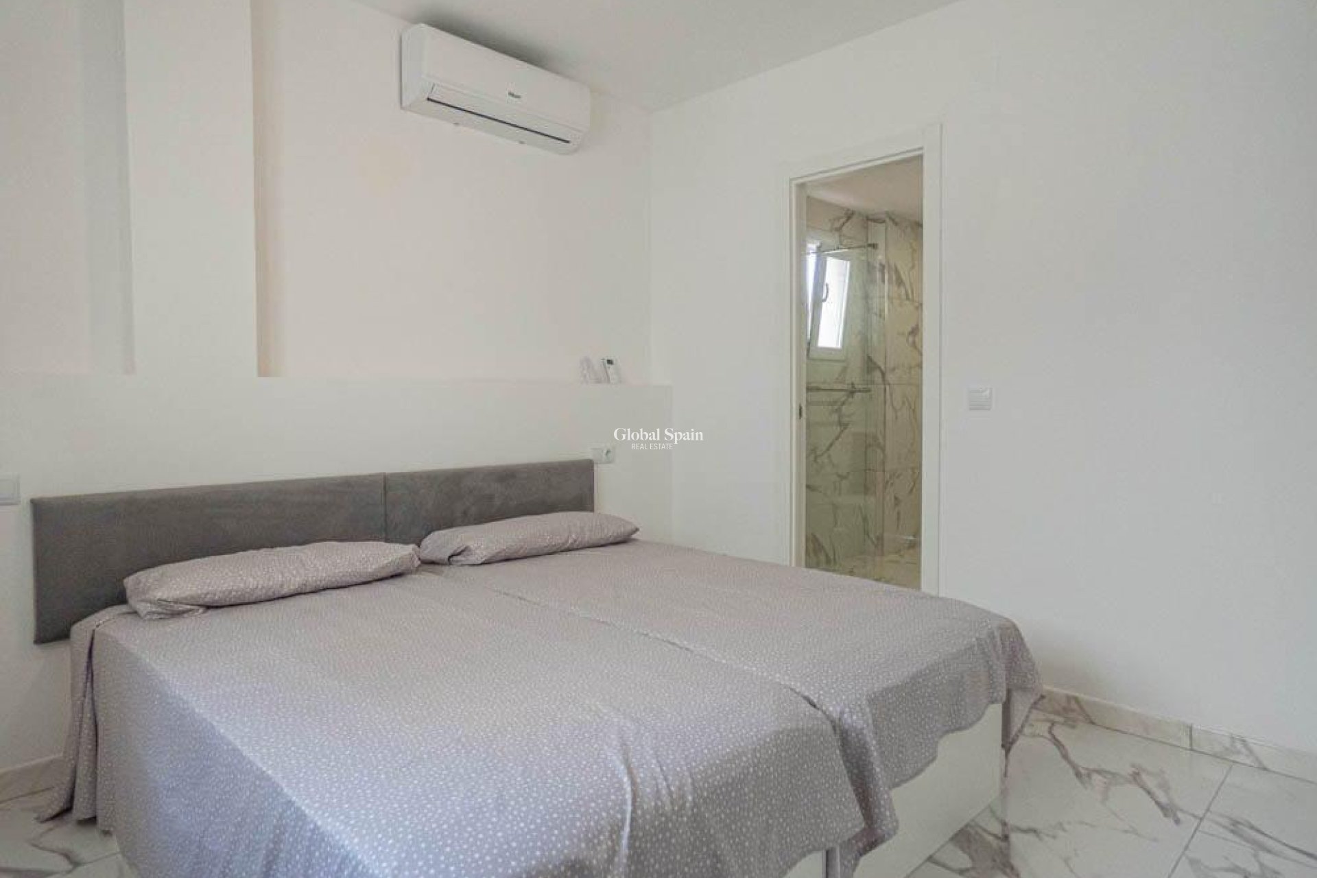 Revente - APPARTEMENT -
ORIHUELA COSTA - VILLAMARTÍN