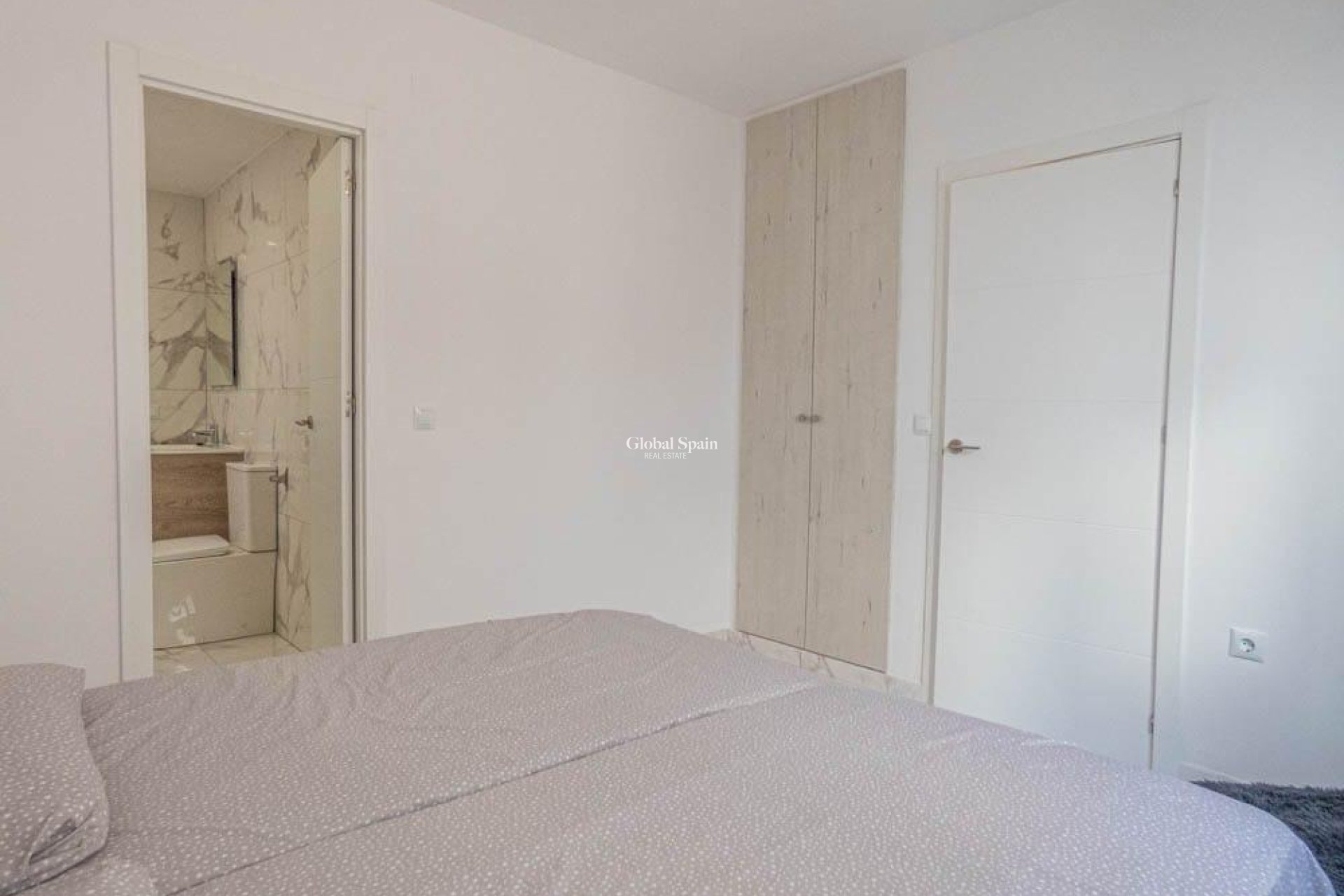 Revente - APPARTEMENT -
ORIHUELA COSTA - VILLAMARTÍN