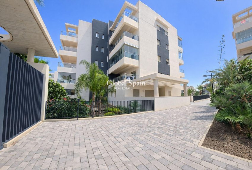 Revente - APPARTEMENT -
ORIHUELA COSTA - VILLAMARTÍN