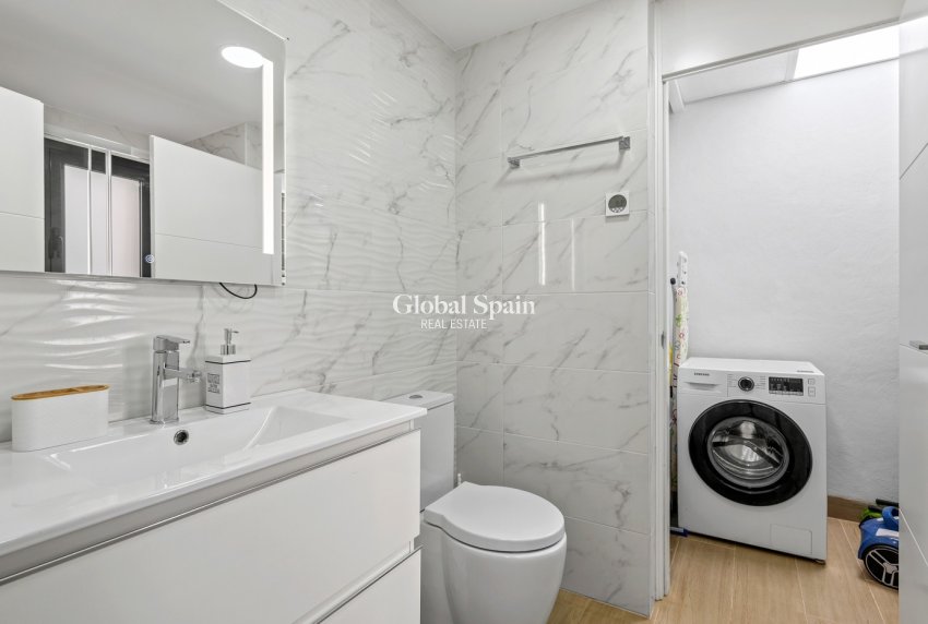 Revente - APPARTEMENT -
ORIHUELA COSTA - VILLAMARTÍN