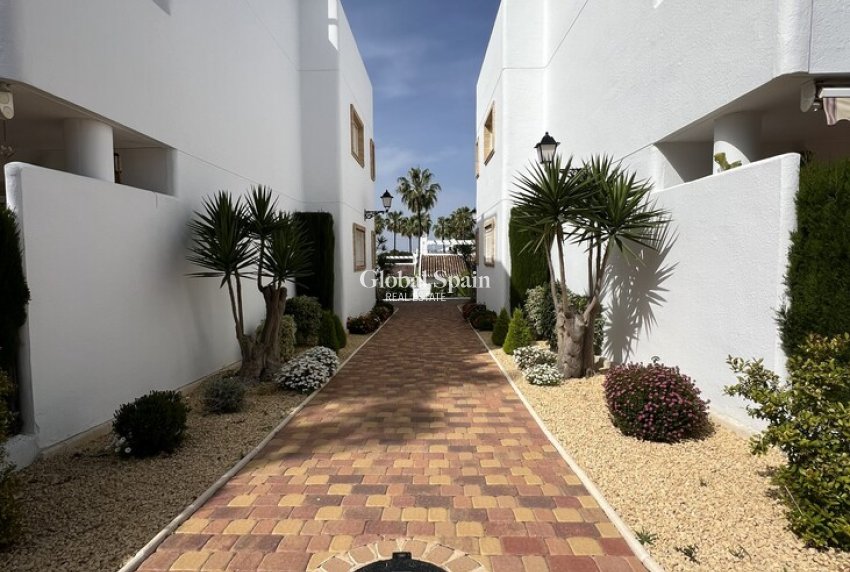 Revente - APPARTEMENT -
ORIHUELA COSTA - VILLAMARTÍN