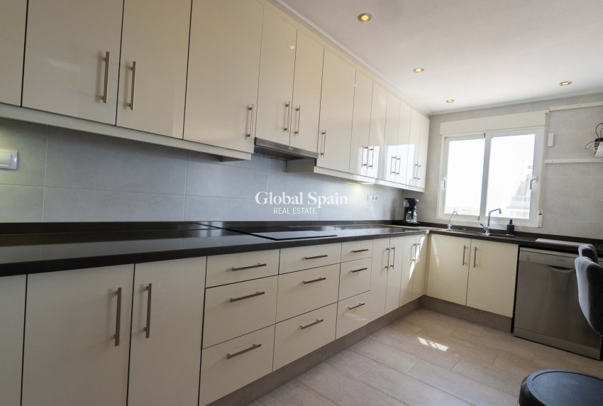 Revente - APPARTEMENT -
ORIHUELA COSTA - VILLAMARTÍN
