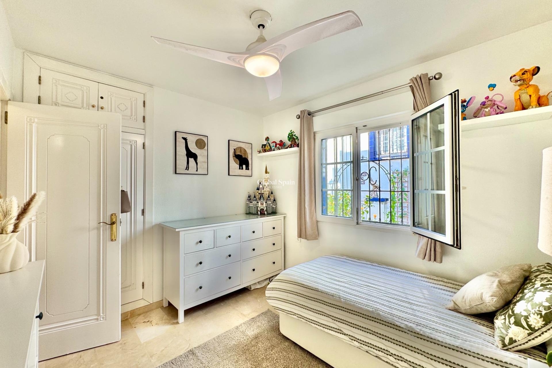 Revente - APPARTEMENT -
ORIHUELA COSTA - VILLAMARTÍN
