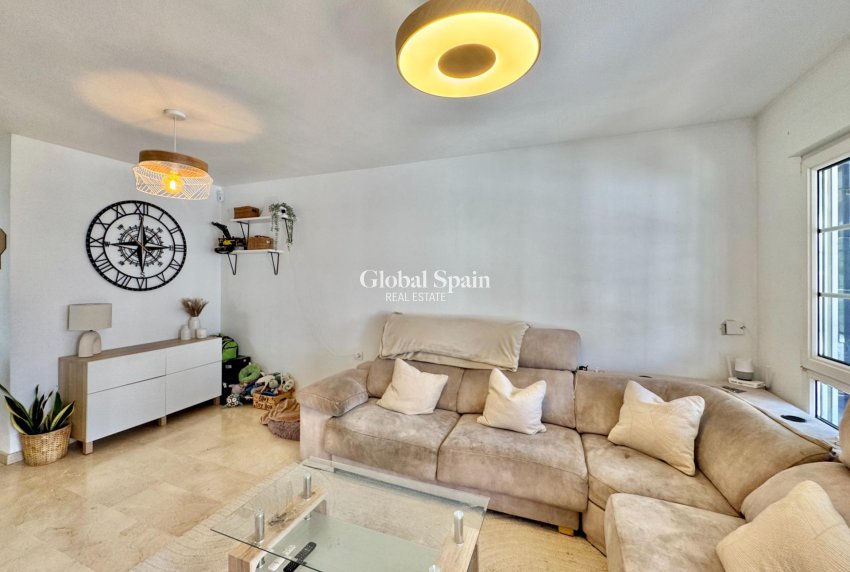 Revente - APPARTEMENT -
ORIHUELA COSTA - VILLAMARTÍN