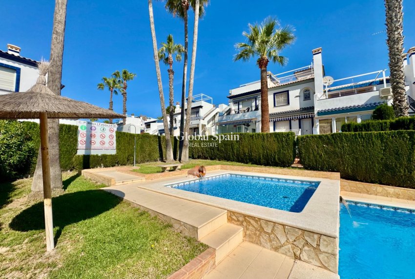 Revente - APPARTEMENT -
ORIHUELA COSTA - VILLAMARTÍN