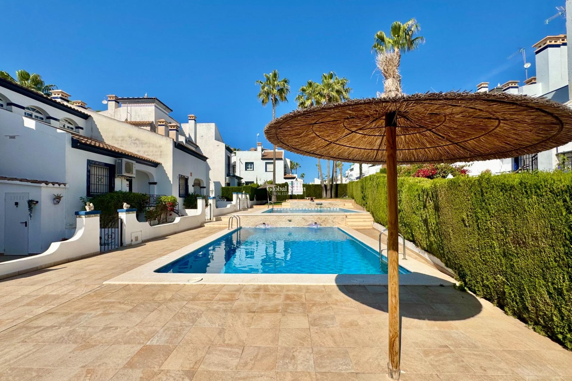 Revente - APPARTEMENT -
ORIHUELA COSTA - VILLAMARTÍN