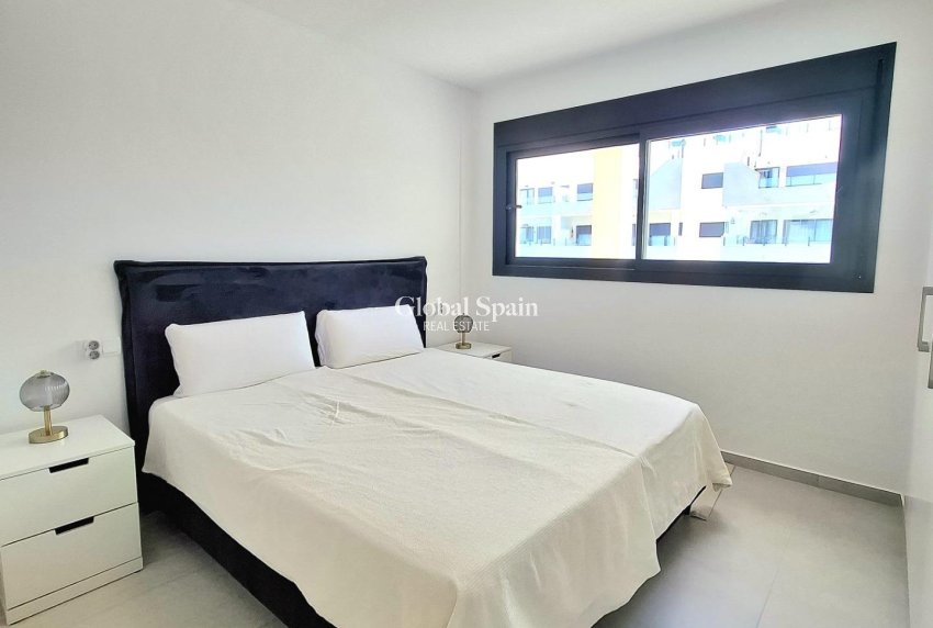 Revente - APPARTEMENT -
ORIHUELA COSTA - VILLAMARTÍN