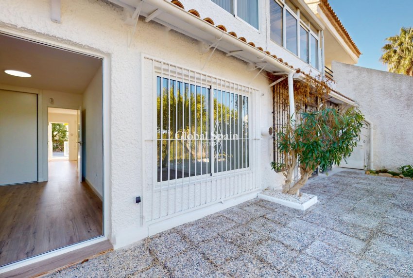 Revente - APPARTEMENT -
ORIHUELA COSTA - VILLAMARTÍN
