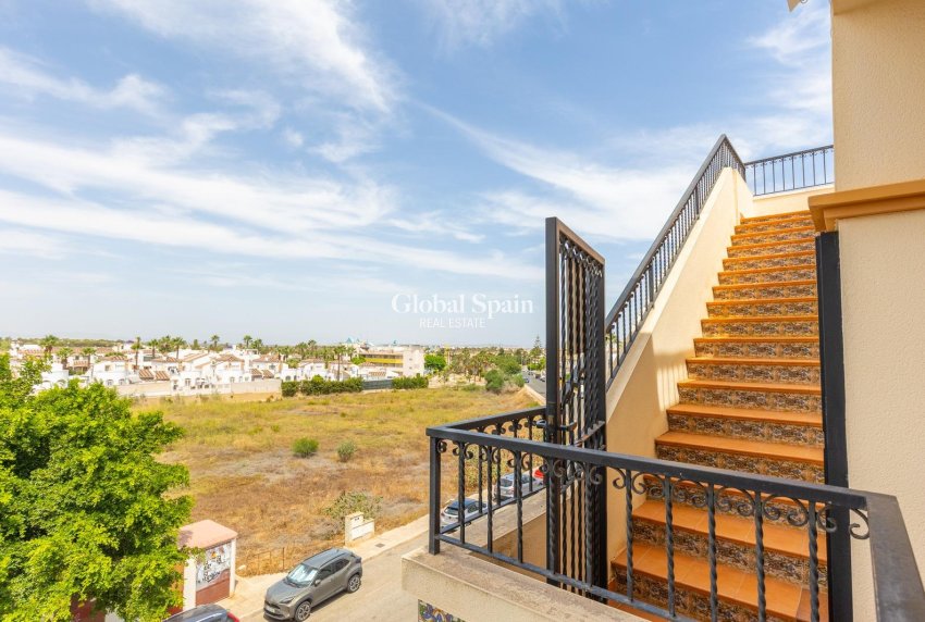 Revente - APPARTEMENT -
ORIHUELA COSTA - VILLAMARTÍN