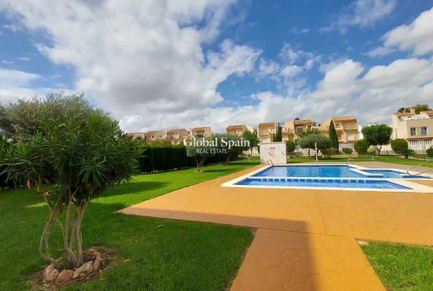 Revente - Appartement -
ORIHUELA COSTA - VILLAMARTÍN