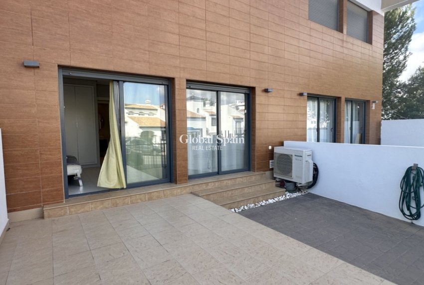Revente - Appartement -
ORIHUELA COSTA - VILLAMARTÍN