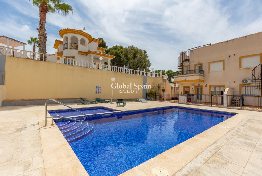 Revente - APPARTEMENT -
ORIHUELA - VILLAMARTÍN