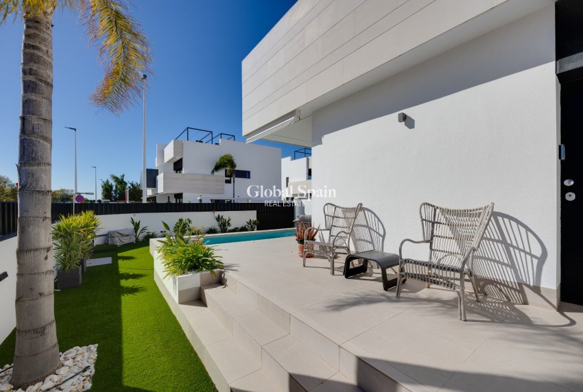 Revente - APPARTEMENT -
PILAR DE LA HORADADA - Costa Blanca Sur