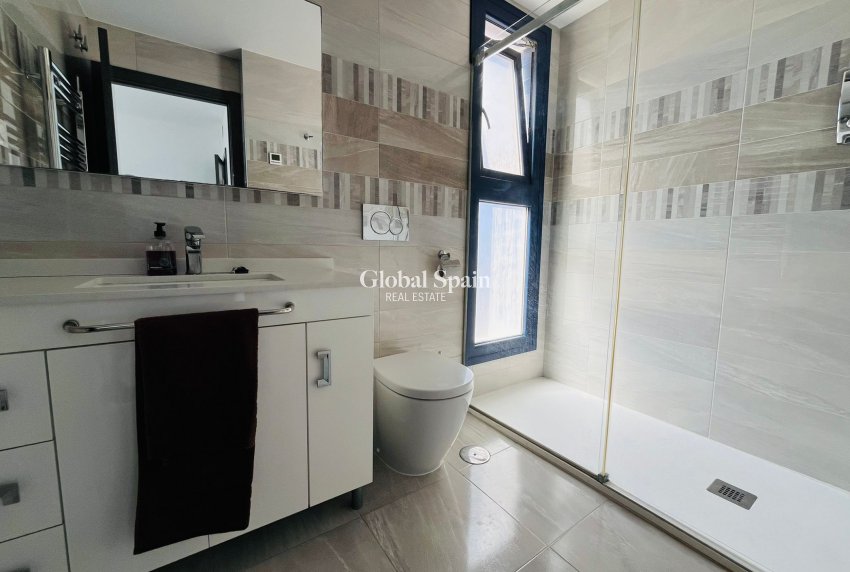Revente - APPARTEMENT -
PUNTA PRIMA - Costa Blanca