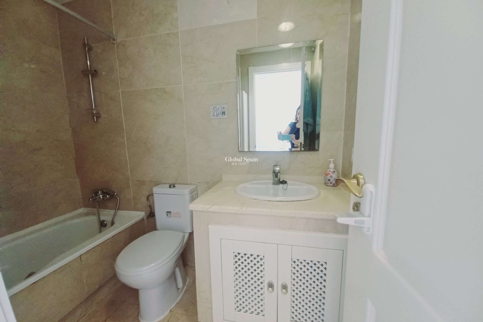 Revente - APPARTEMENT -
RODA - Inland