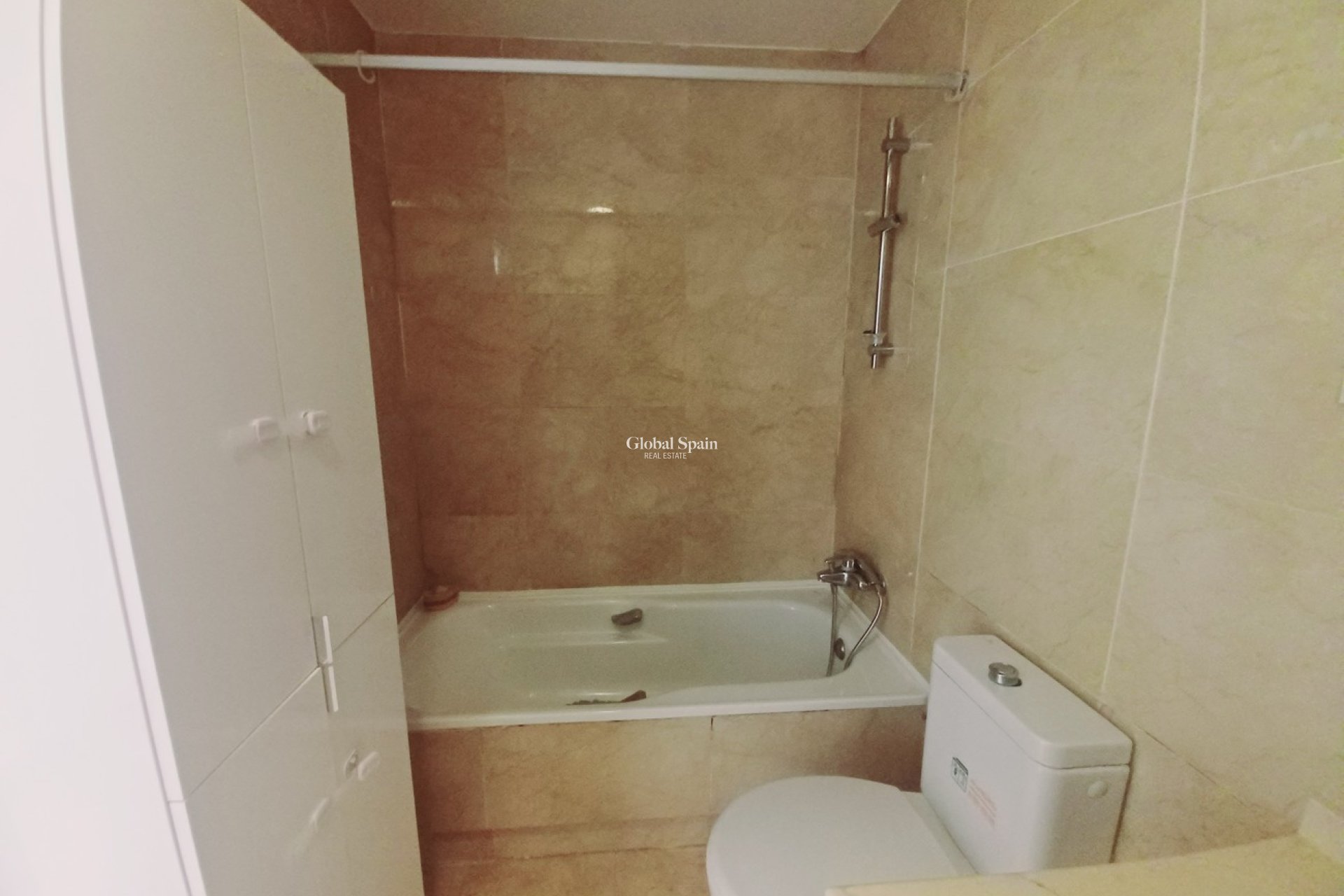 Revente - APPARTEMENT -
RODA - Inland