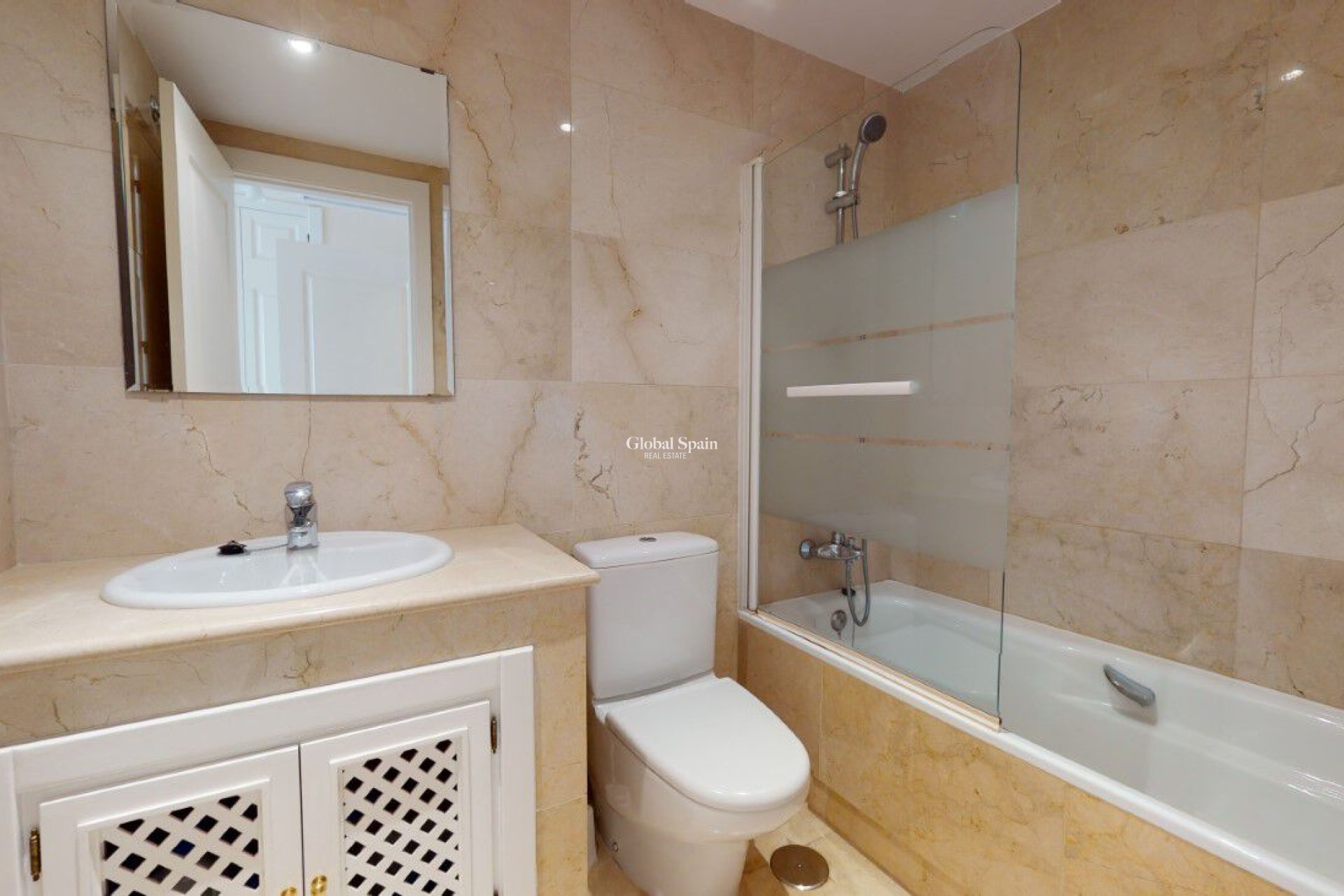 Revente - APPARTEMENT -
RODA - Inland