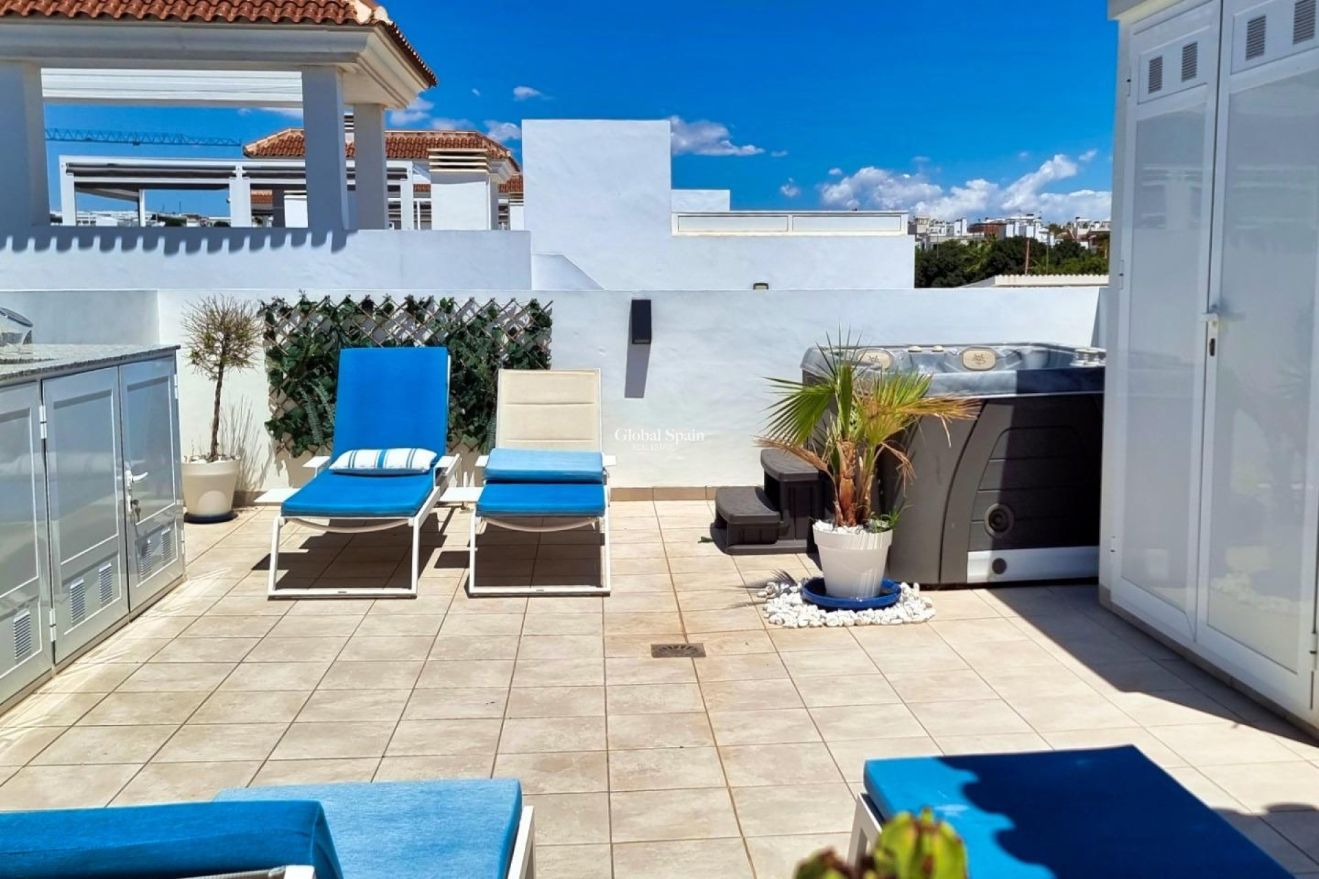 Revente - APPARTEMENT -
ROJALES - Inland