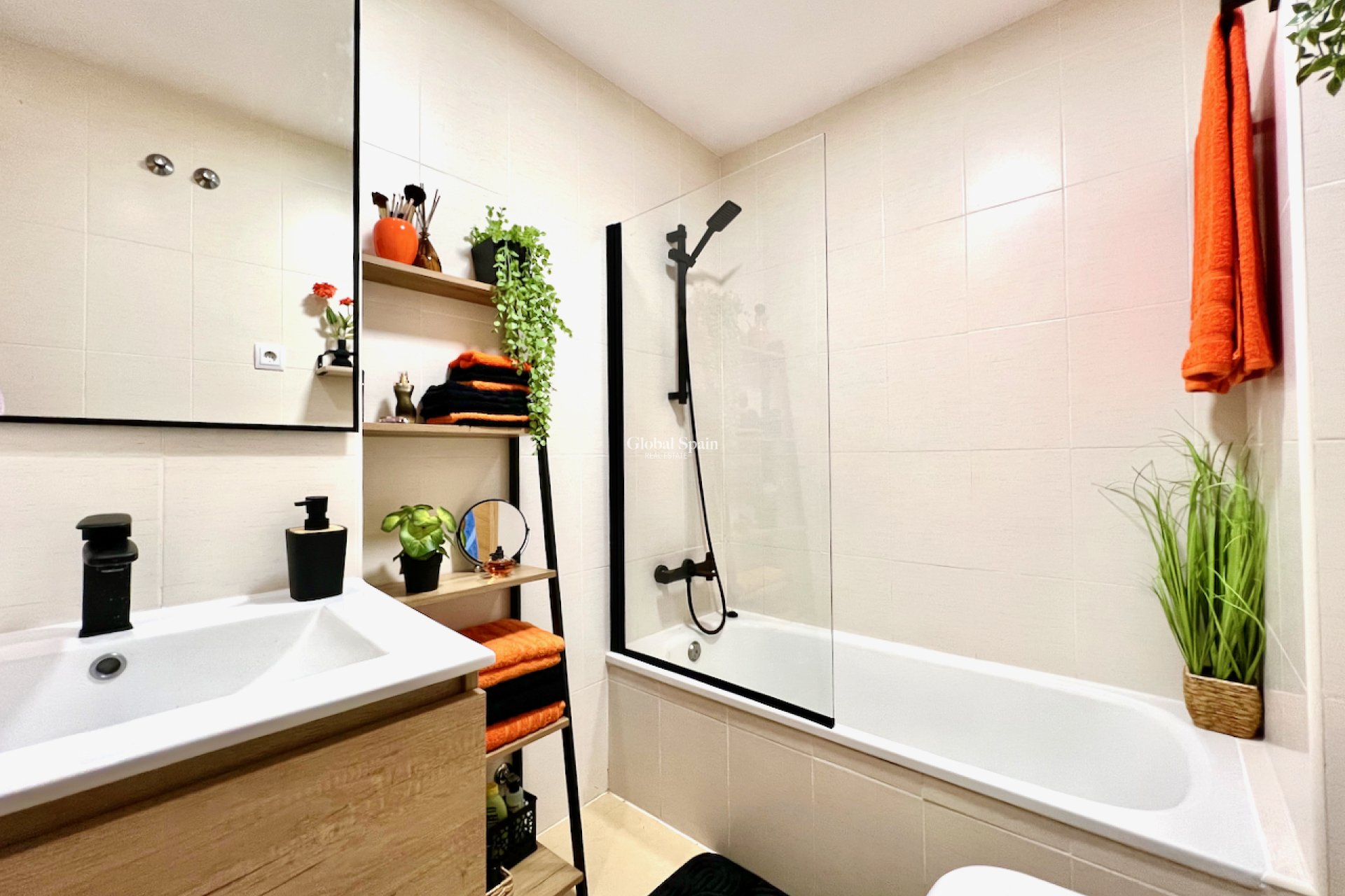 Revente - APPARTEMENT -
ROLDÁN - Inland