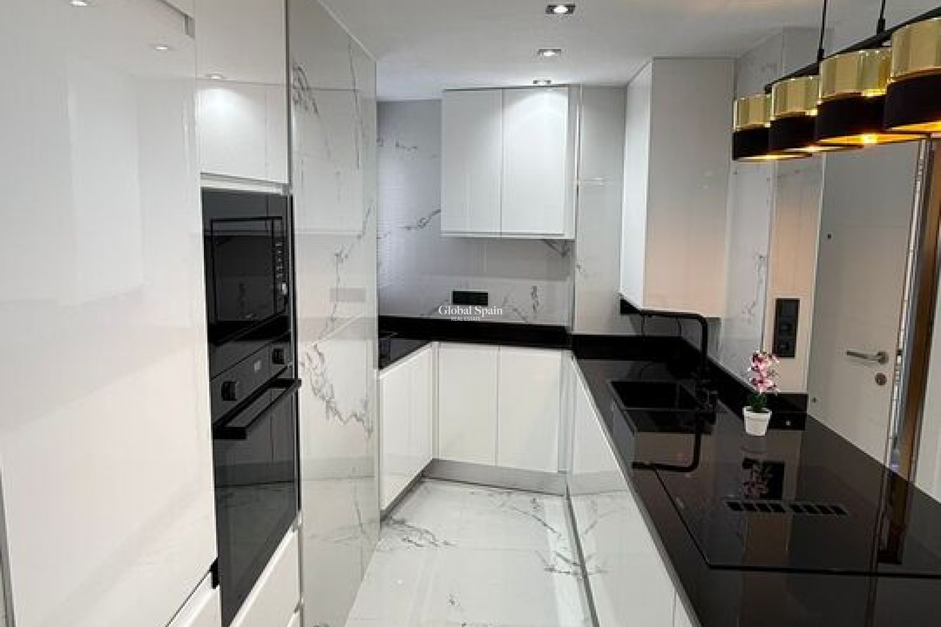 Revente - APPARTEMENT -
SUCINA - Inland